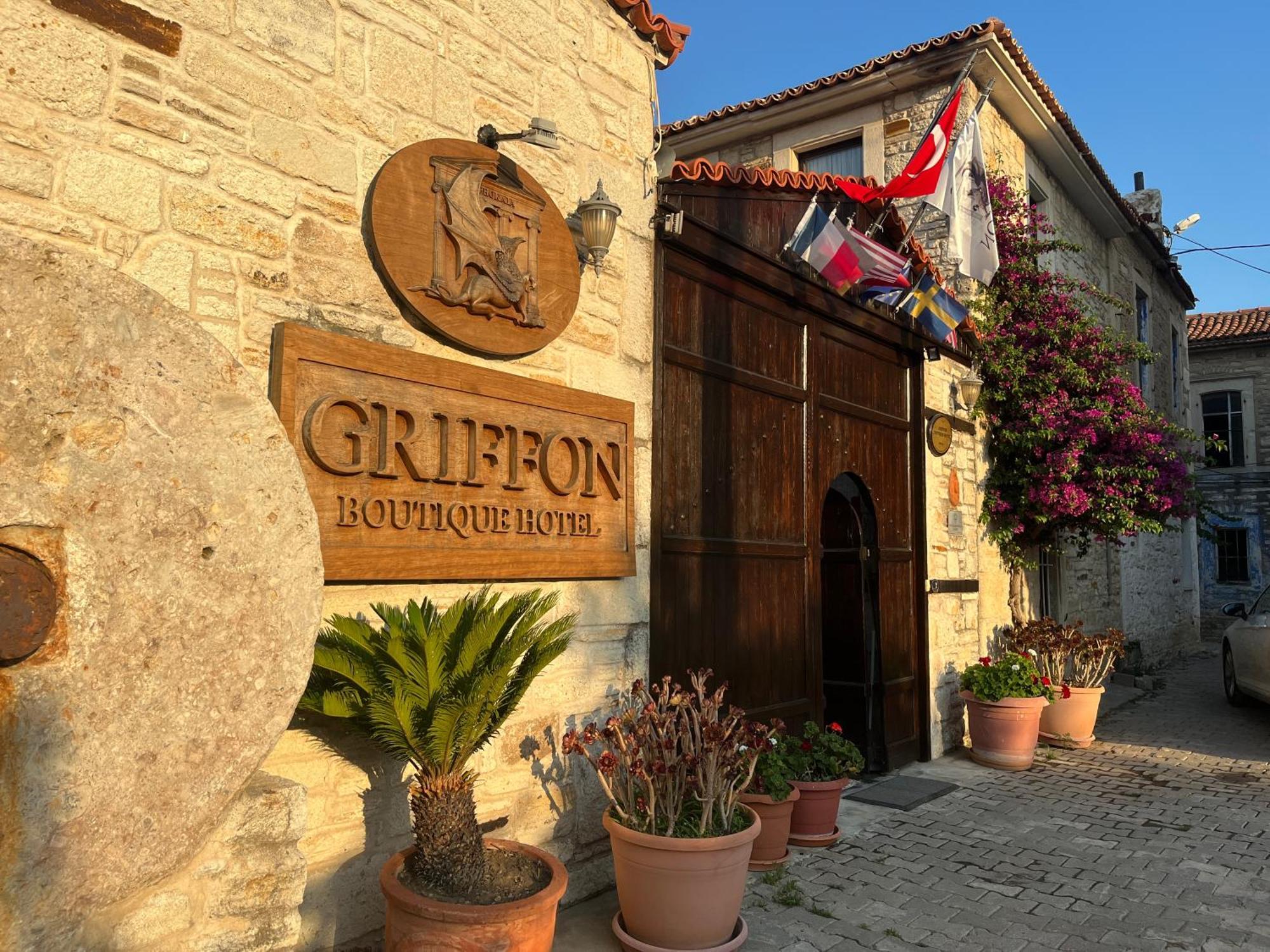 Griffon Hotel Yenifoca Екстериор снимка