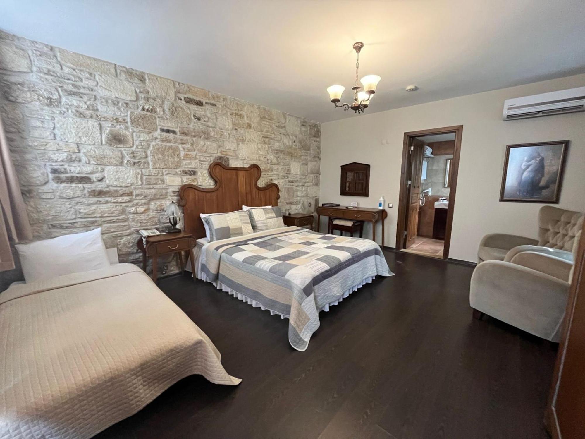 Griffon Hotel Yenifoca Екстериор снимка