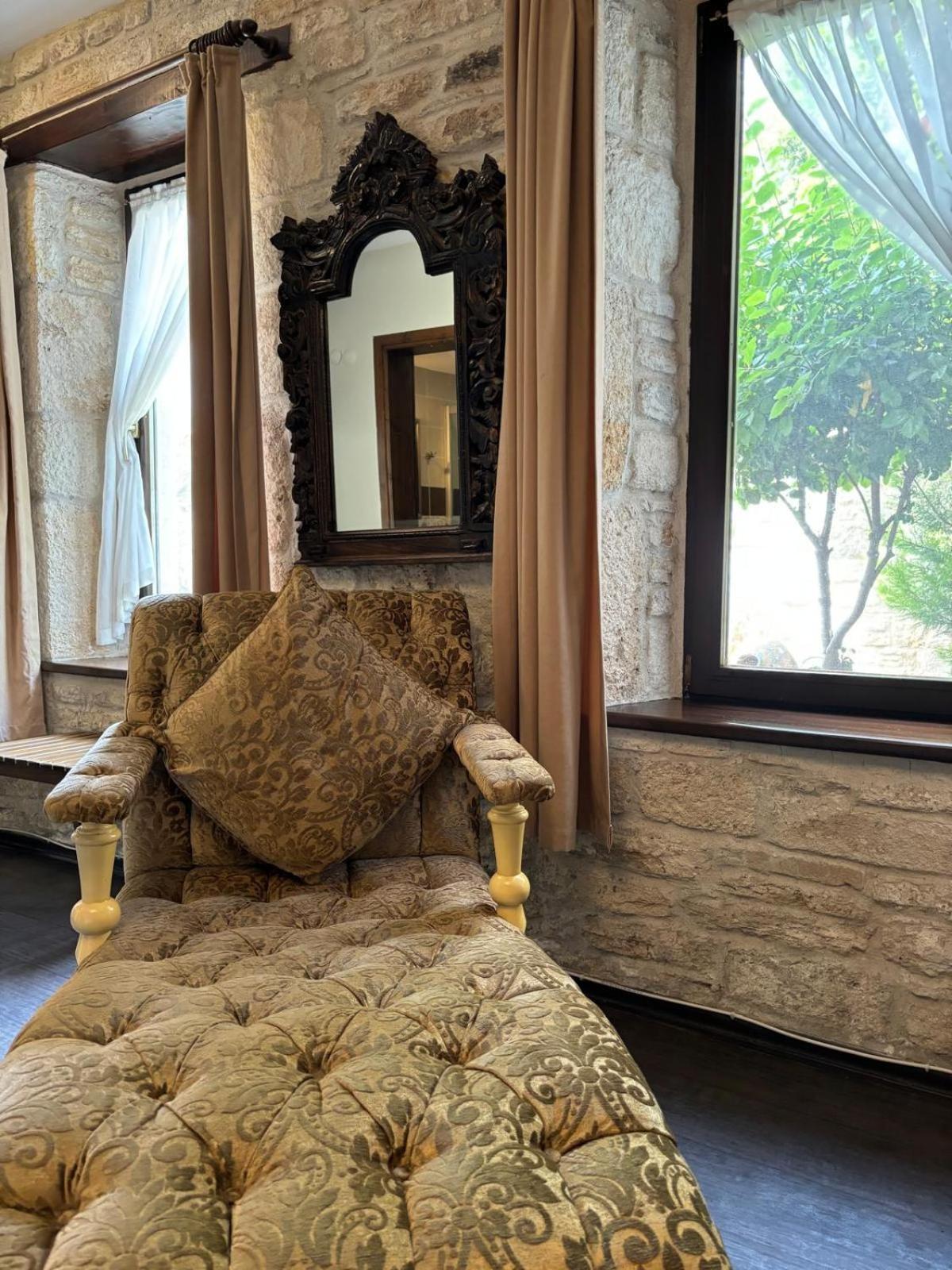 Griffon Hotel Yenifoca Екстериор снимка