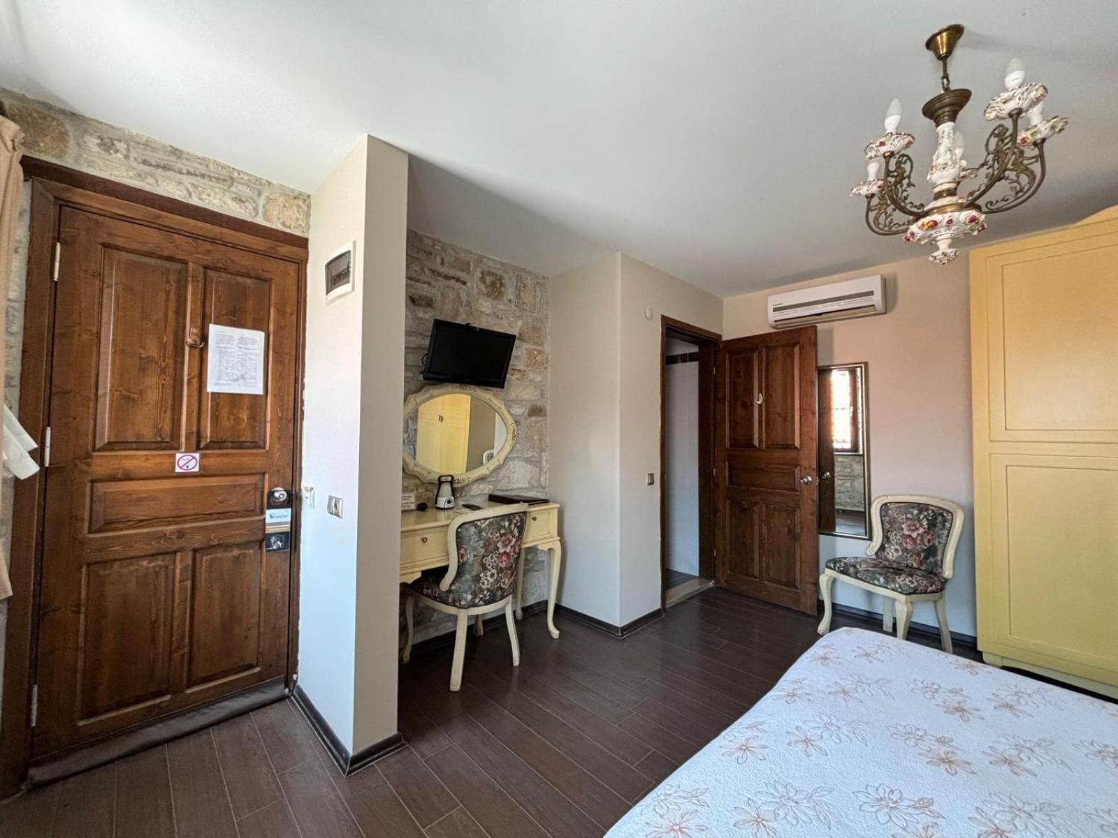 Griffon Hotel Yenifoca Екстериор снимка