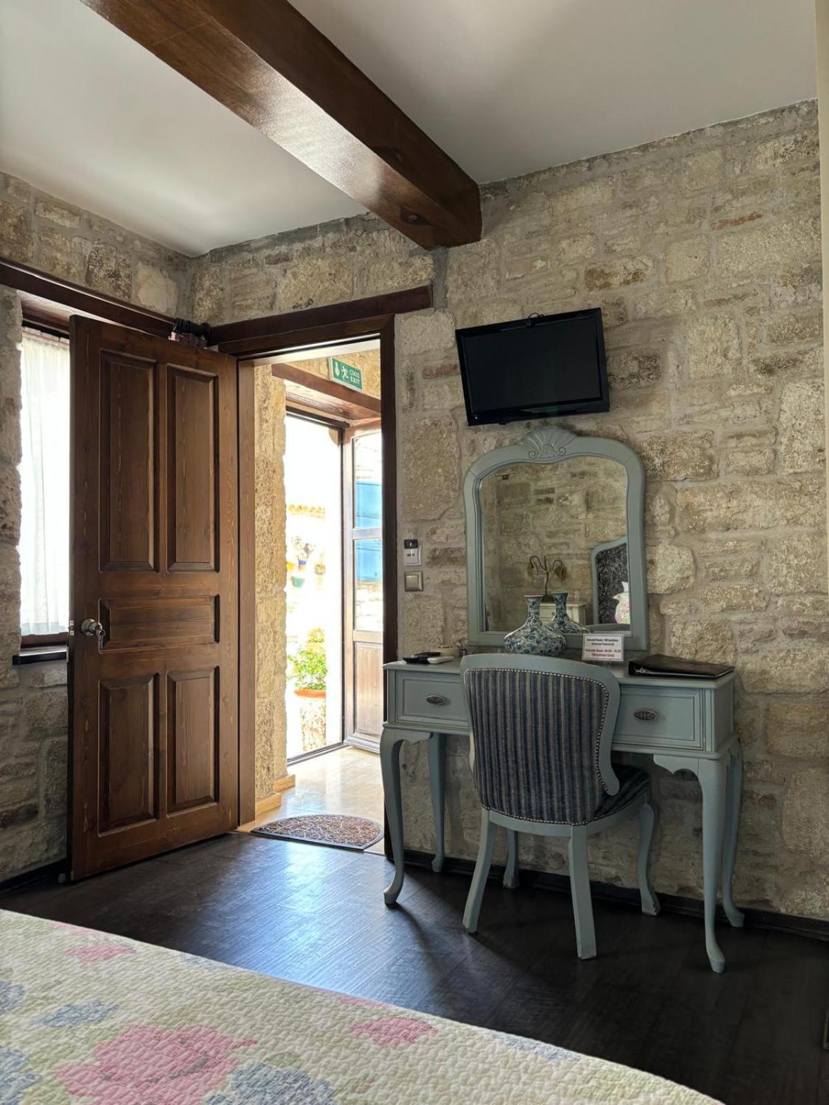 Griffon Hotel Yenifoca Екстериор снимка