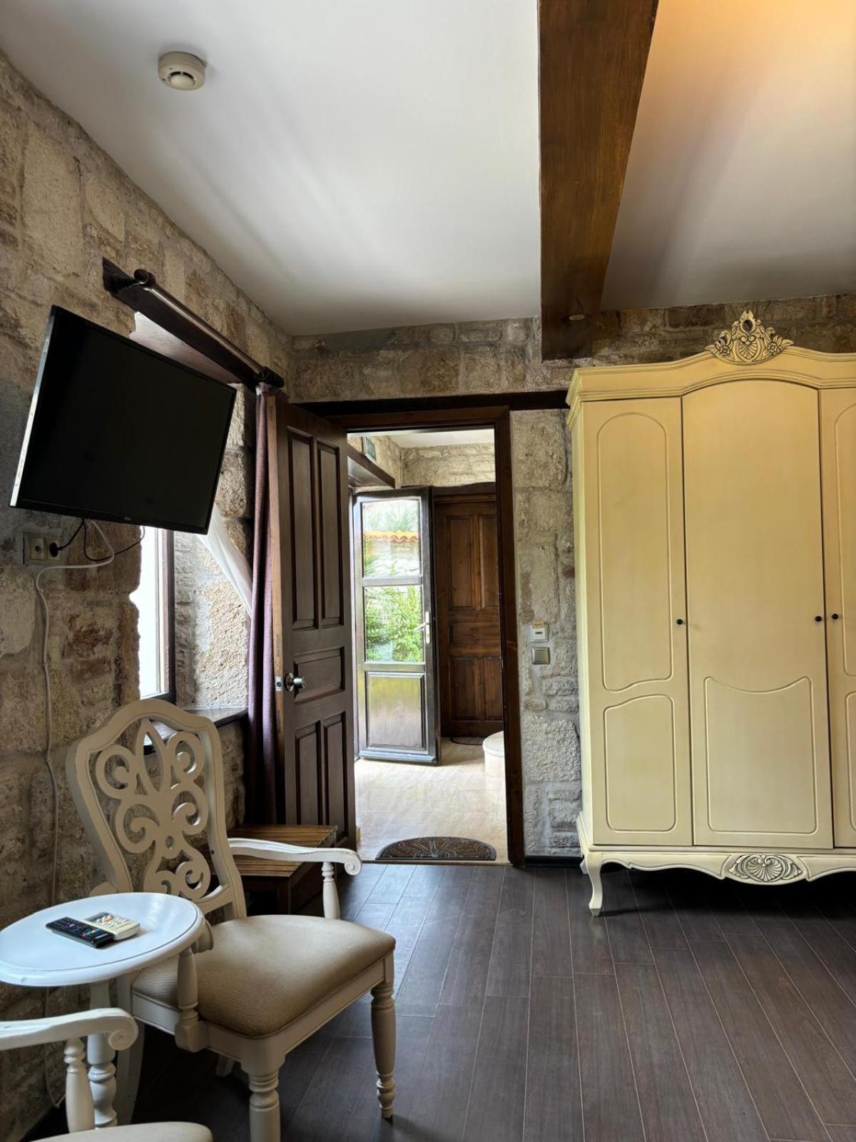 Griffon Hotel Yenifoca Екстериор снимка