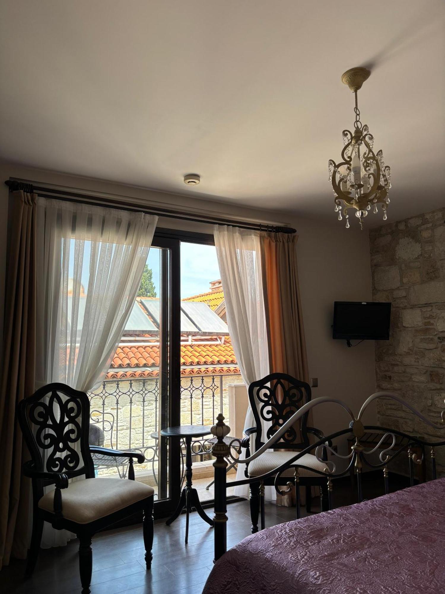 Griffon Hotel Yenifoca Екстериор снимка