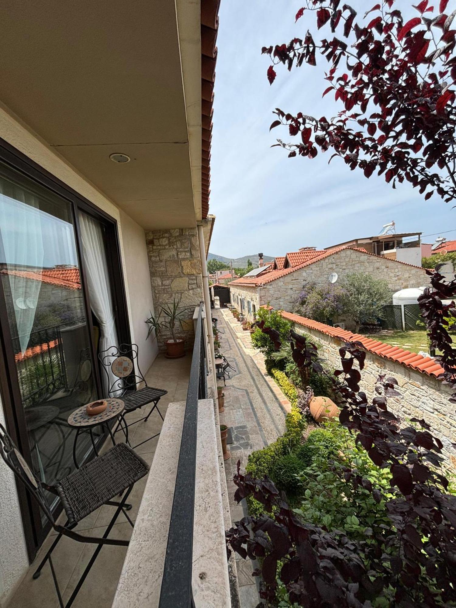 Griffon Hotel Yenifoca Екстериор снимка
